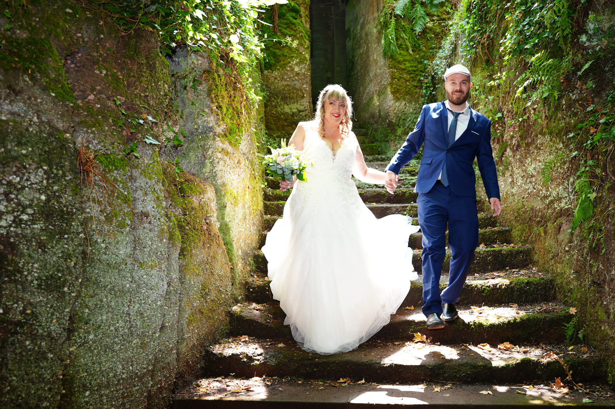 Couple de mariés dans un décor naturel
