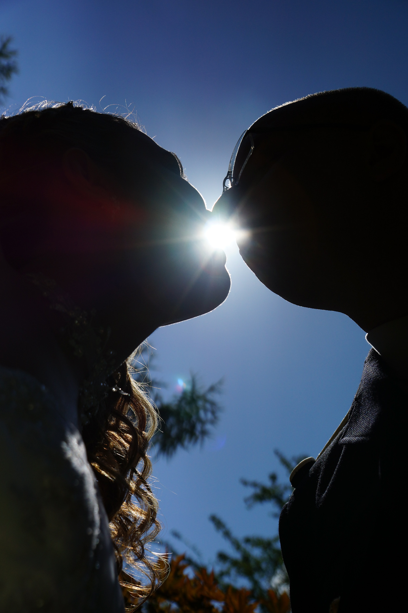 Baiser de mariés en contre-jour
