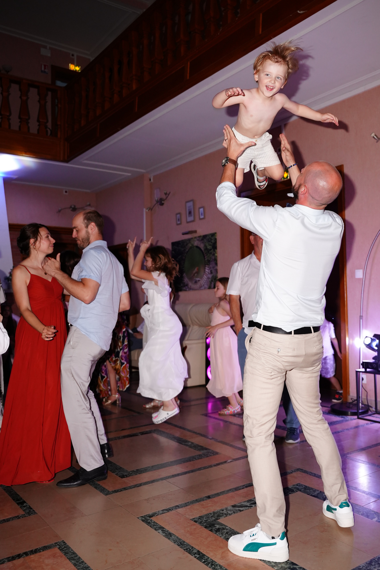 Enfant lancé en l'air pendant la soirée de mariage