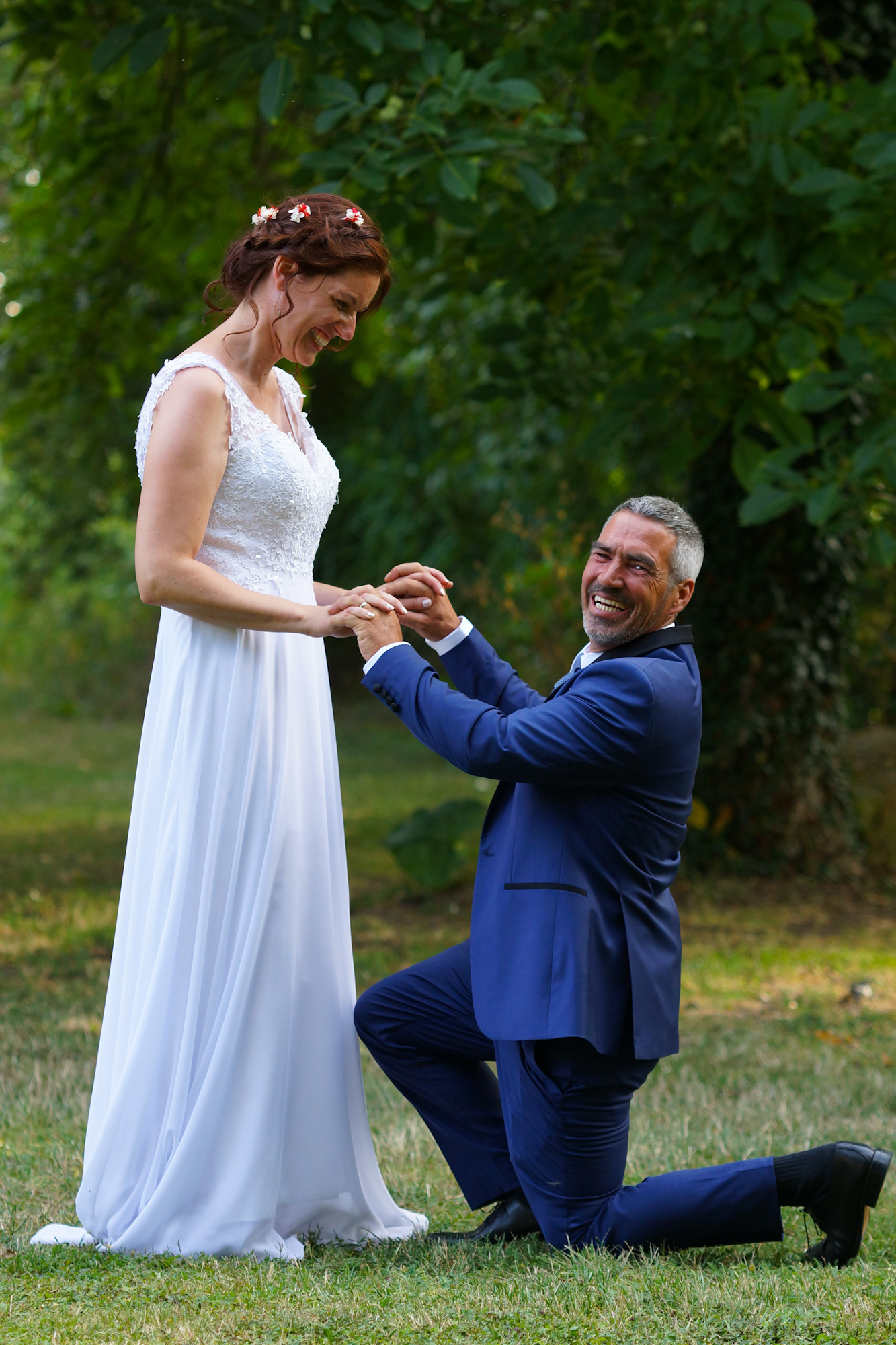 Moment plein d'humour entre deux mariés