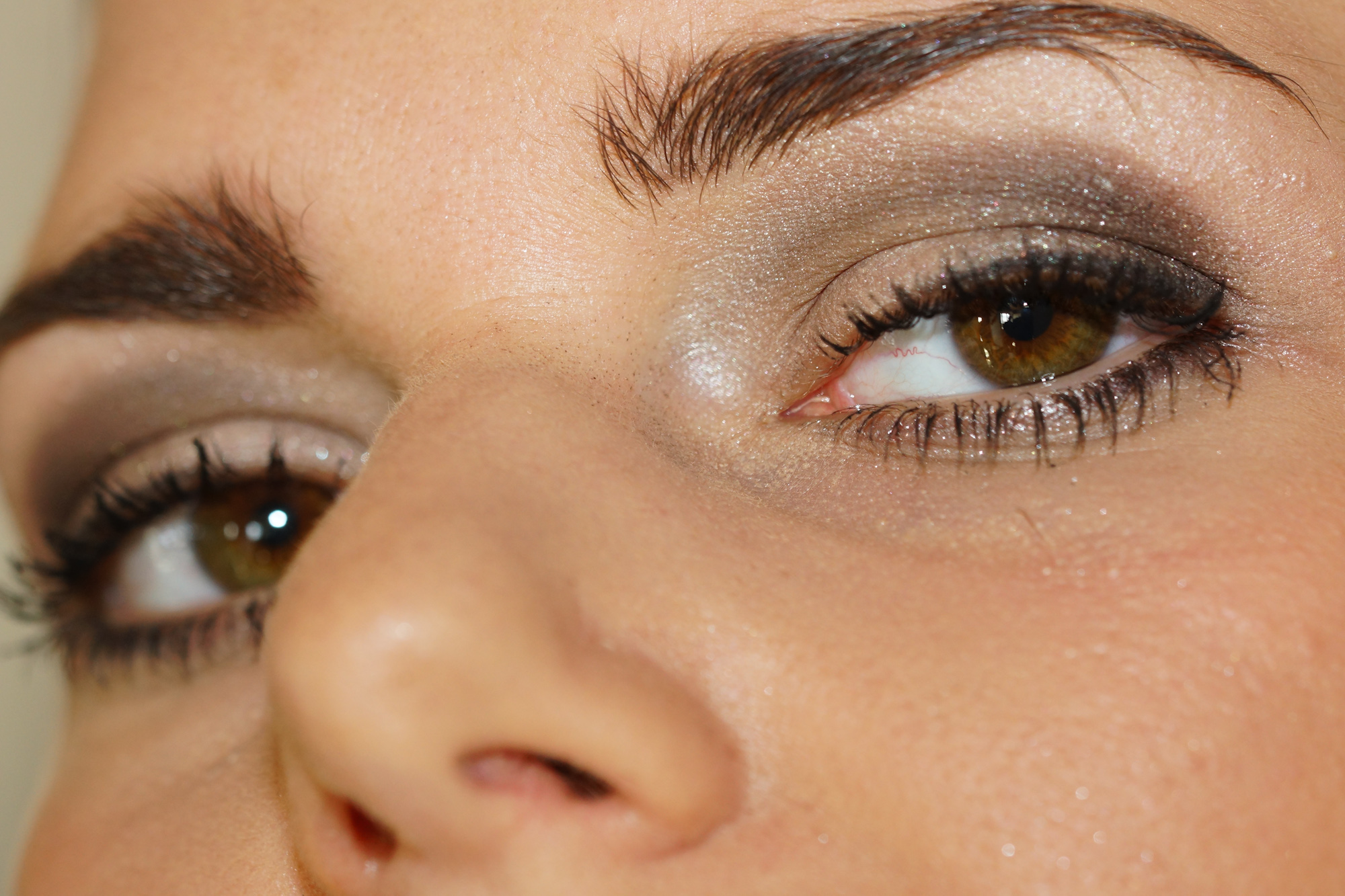 Gros plan sur le regard d'une mariée
