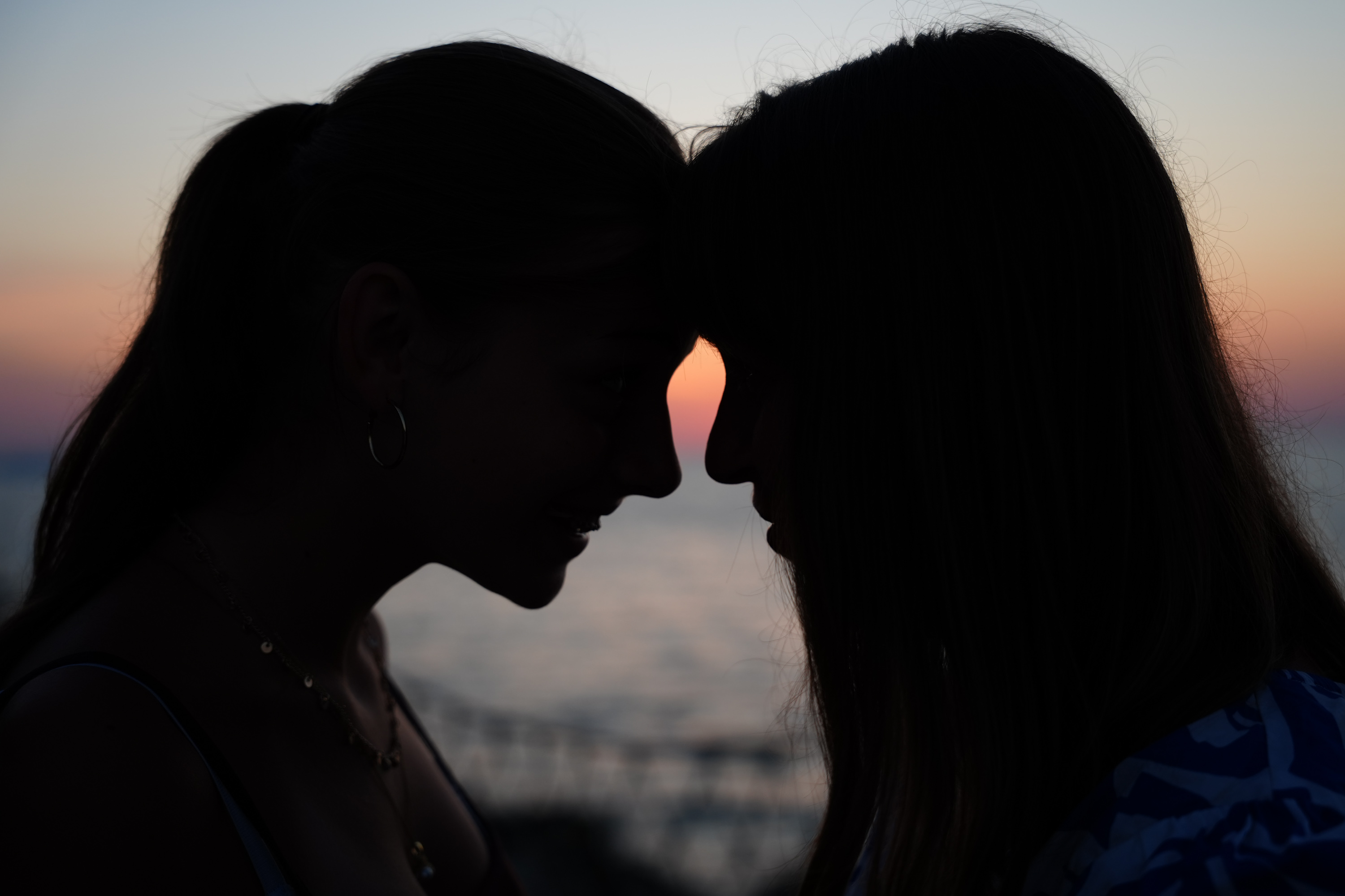Deux femmes en silhouette au coucher du soleil