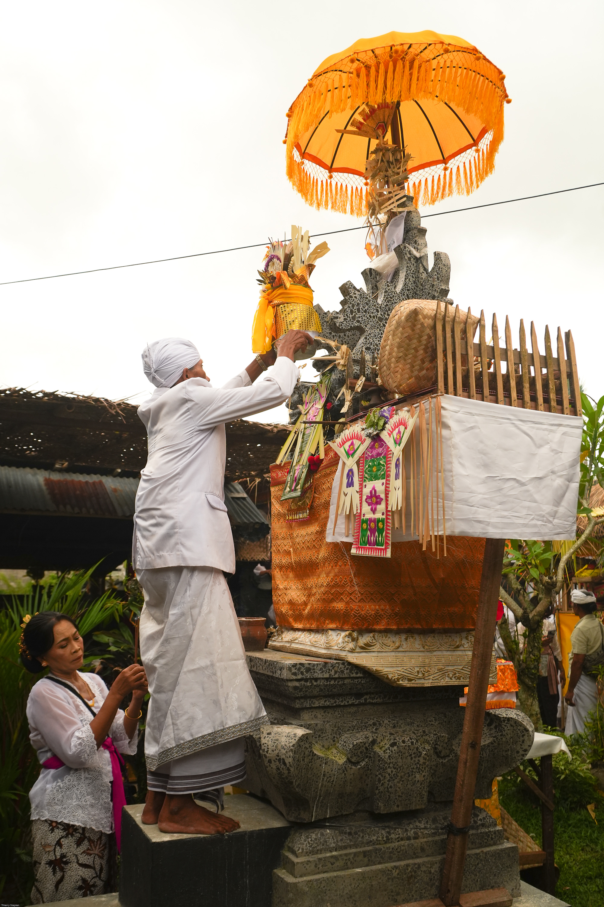 Moment de vie pendant une cérémonie traditionnelle à Bali
