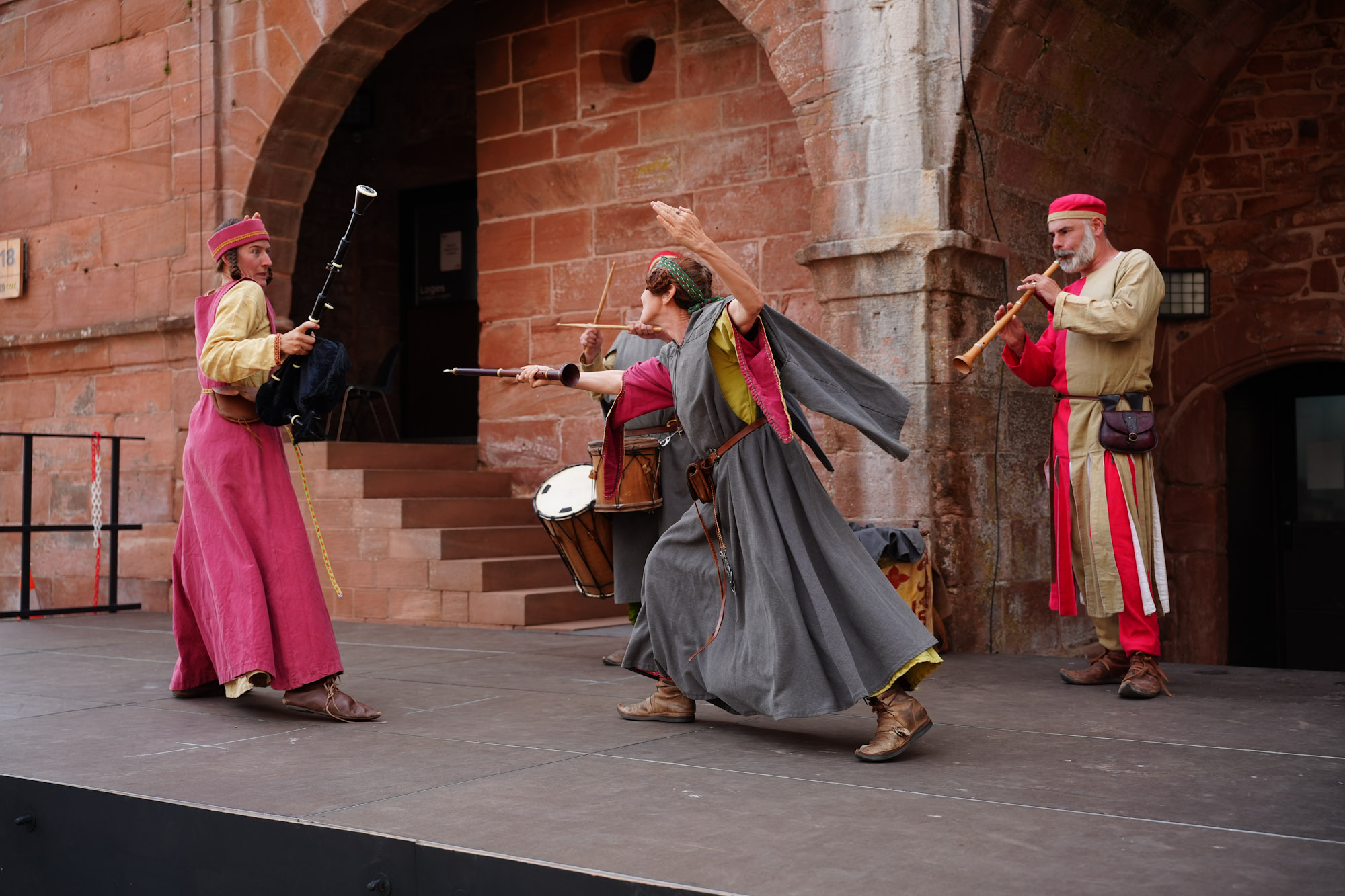 Musicien médiéval jouant du tambour