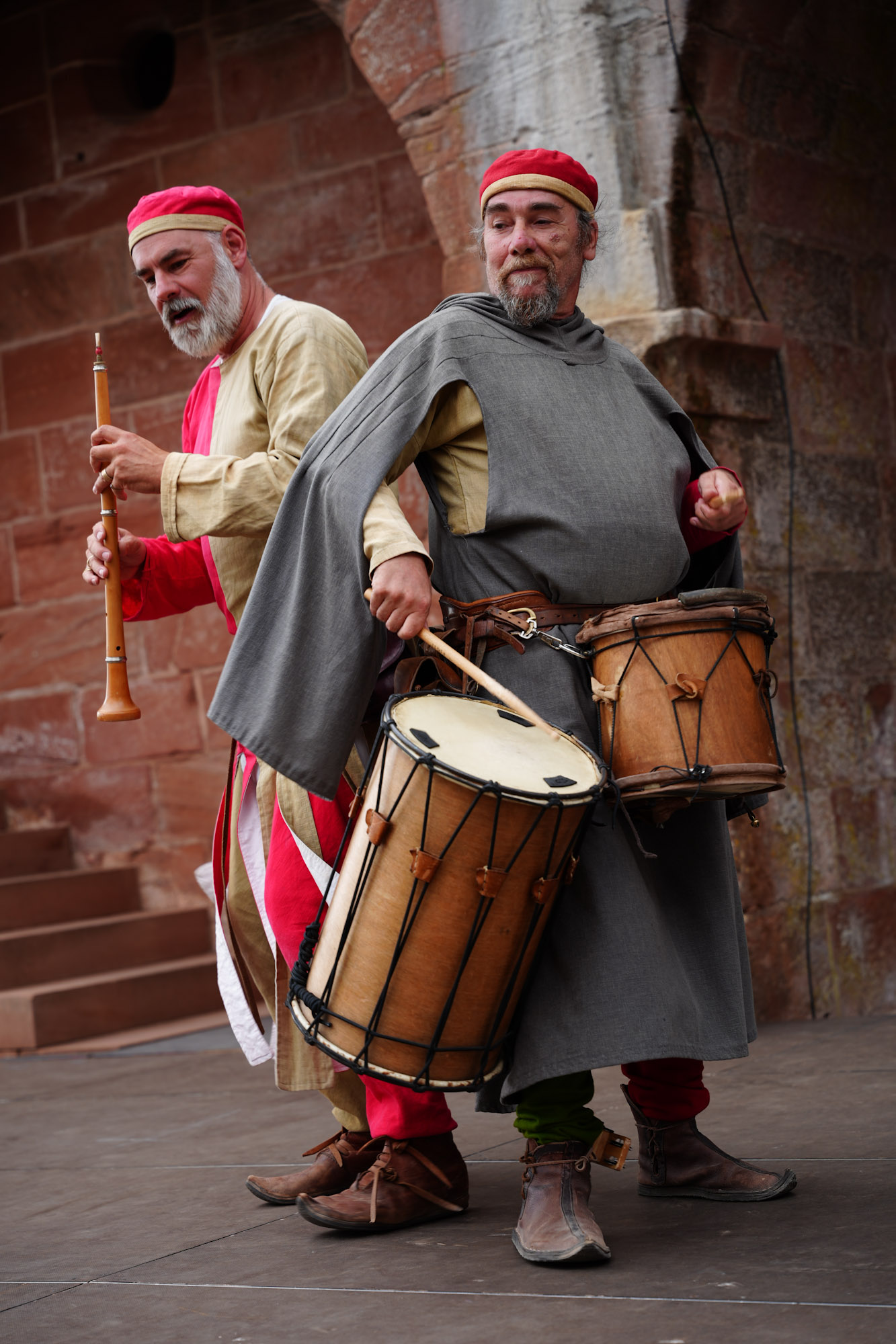 Ensemble de musiciens médiévaux en spectacle