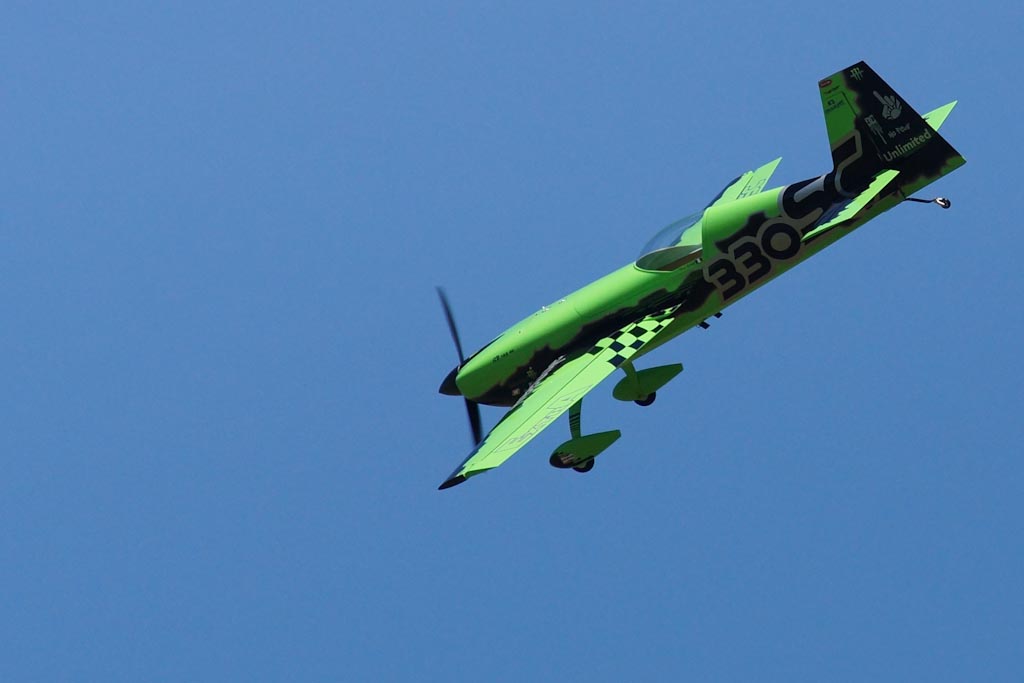 Avion radiocommandé en vol lors d'un meeting d'aéromodélisme