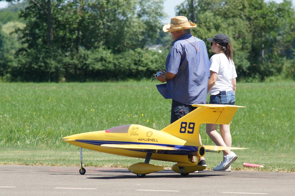 Avion radiocommandé et pilotes lors d'un meeting