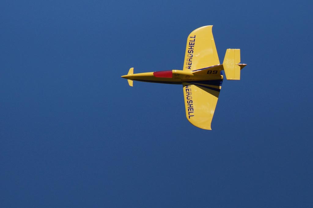 Avion radiocommandé effectuant une figure